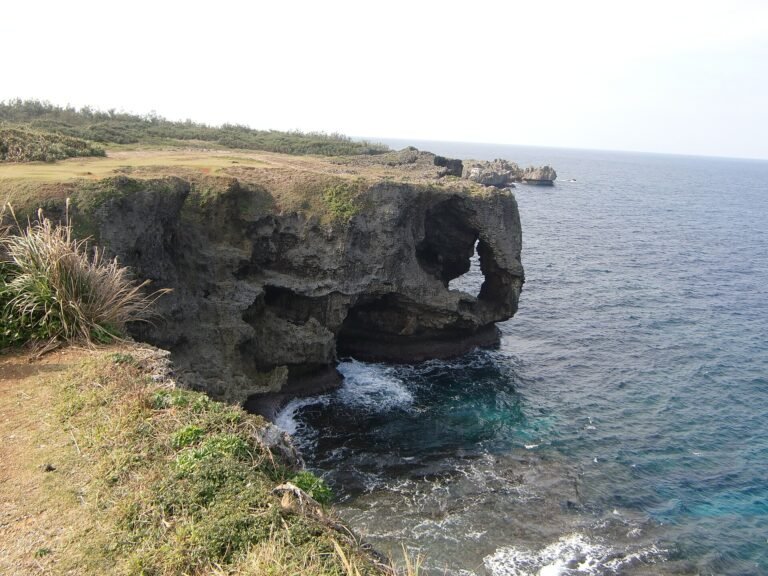 Falésia de Manzamo com arco de pedra sobre o mar de Okinawa.