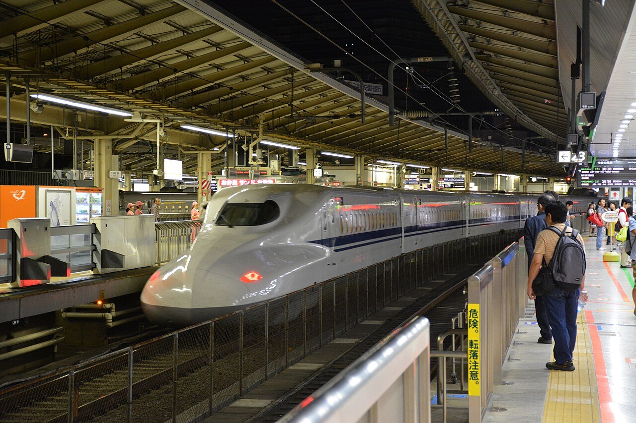 Trem branco da série N700 na plataforma da Estação de Tóquio.