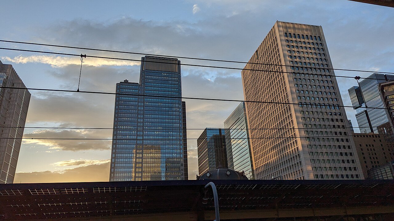 Edifícios de Marunouchi vistos junto aos trilhos da Estação de Tóquio.
