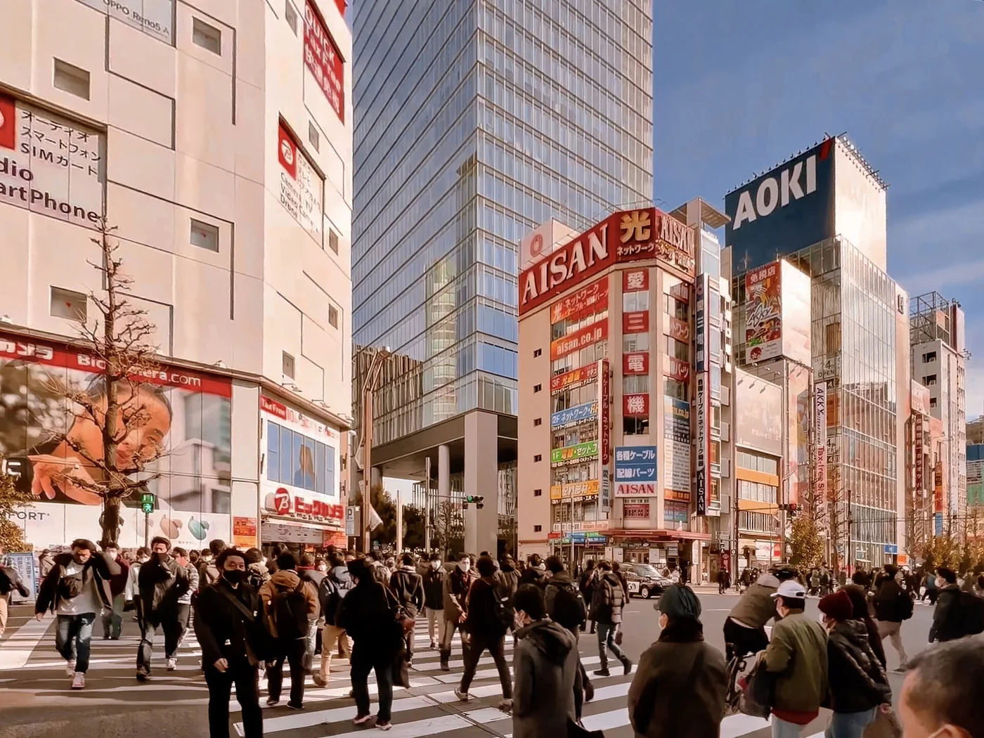 Vista de uma rua comercial de Akihabara, com prédios e letreiros.