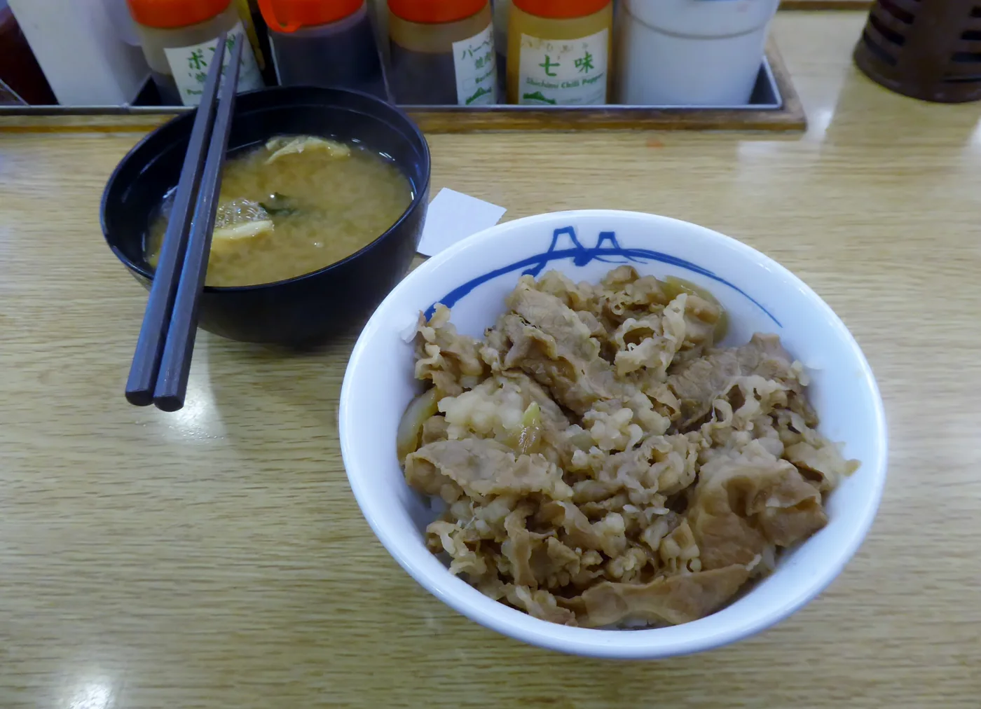 Tigela de gyumeshi e missoshiru sobre uma mesa do Matsuya.