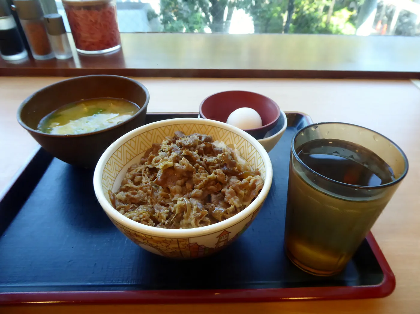 Bandeja do Sukiya com gyudon, ovo, sopa e bebida.