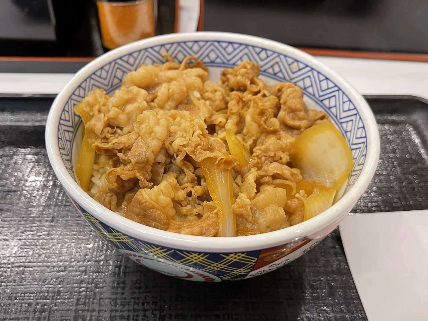 Tigela de arroz com carne bovina e cebola do Yoshinoya.