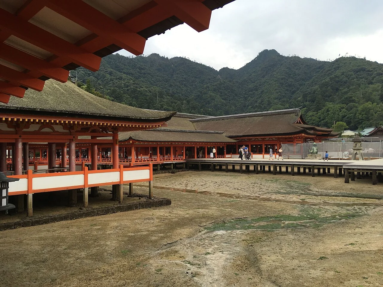 Santuário Itsukushima com o terreno exposto sob os corredores na maré baixa.