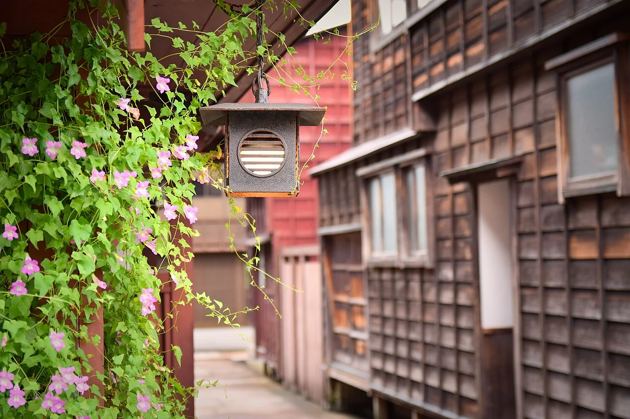 Fachada de madeira com treliças e flores no bairro Higashi Chaya, em Kanazawa.