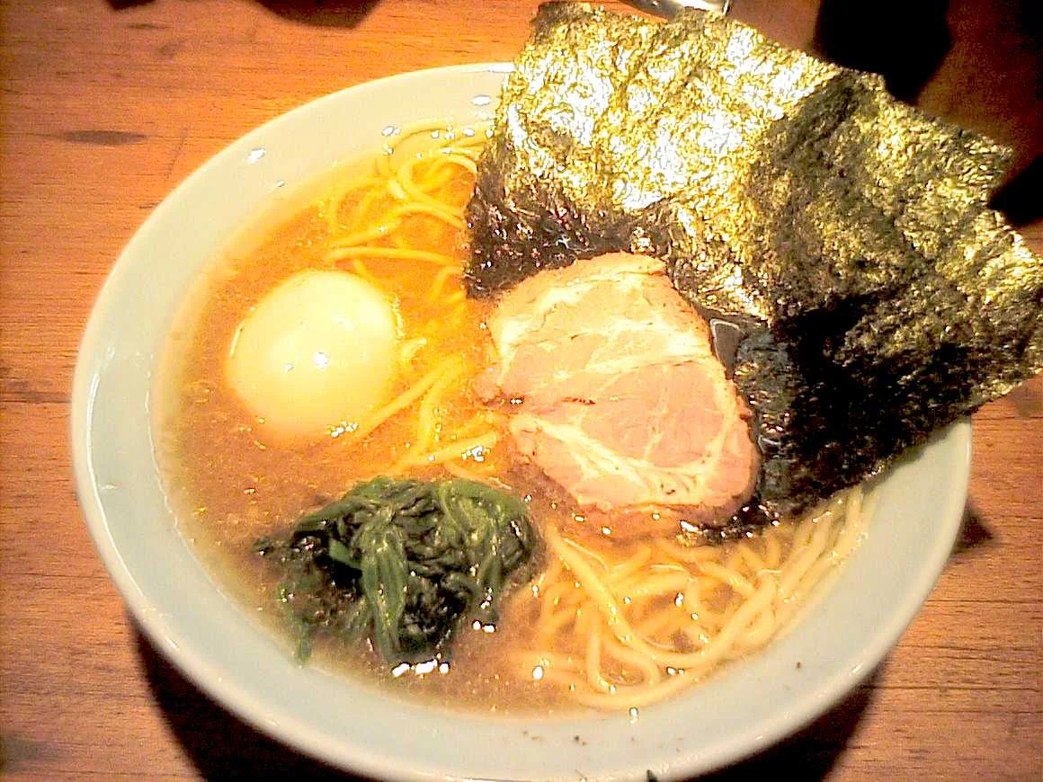 Tigela de ramen iekei com nori, espinafre, carne e ovo.