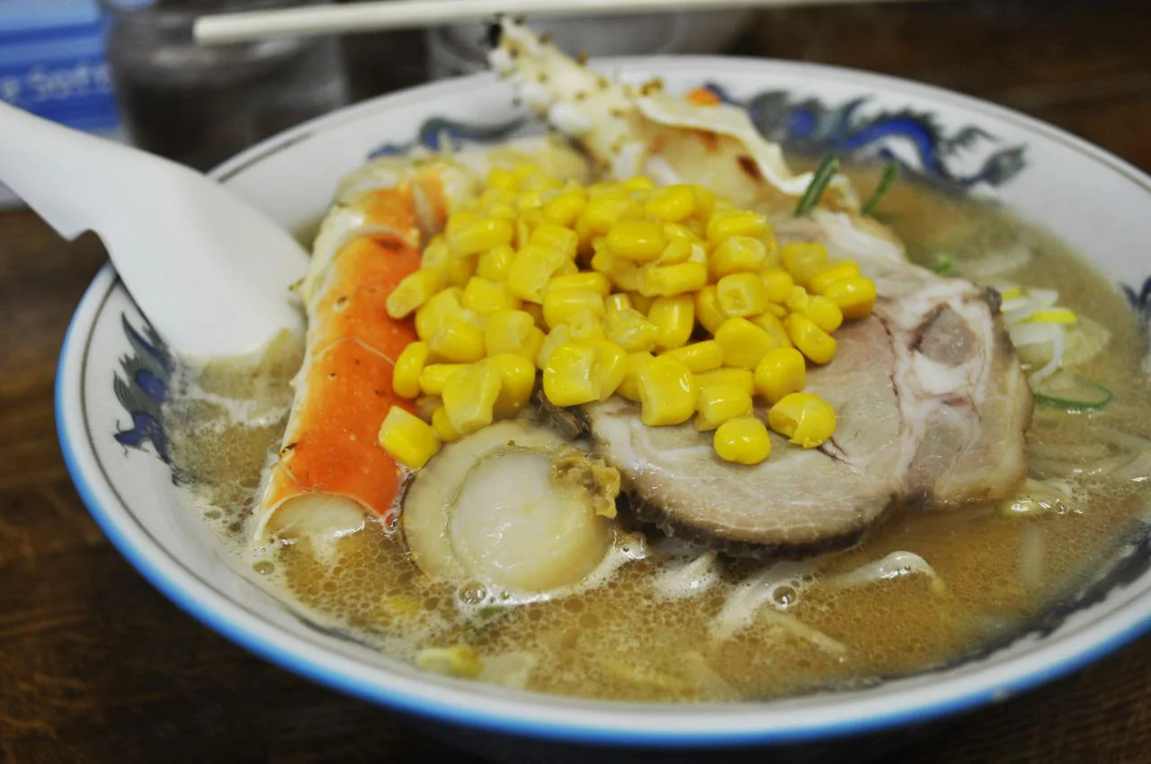 Miso ramen em Sapporo com milho, vegetais, carne e frutos do mar.