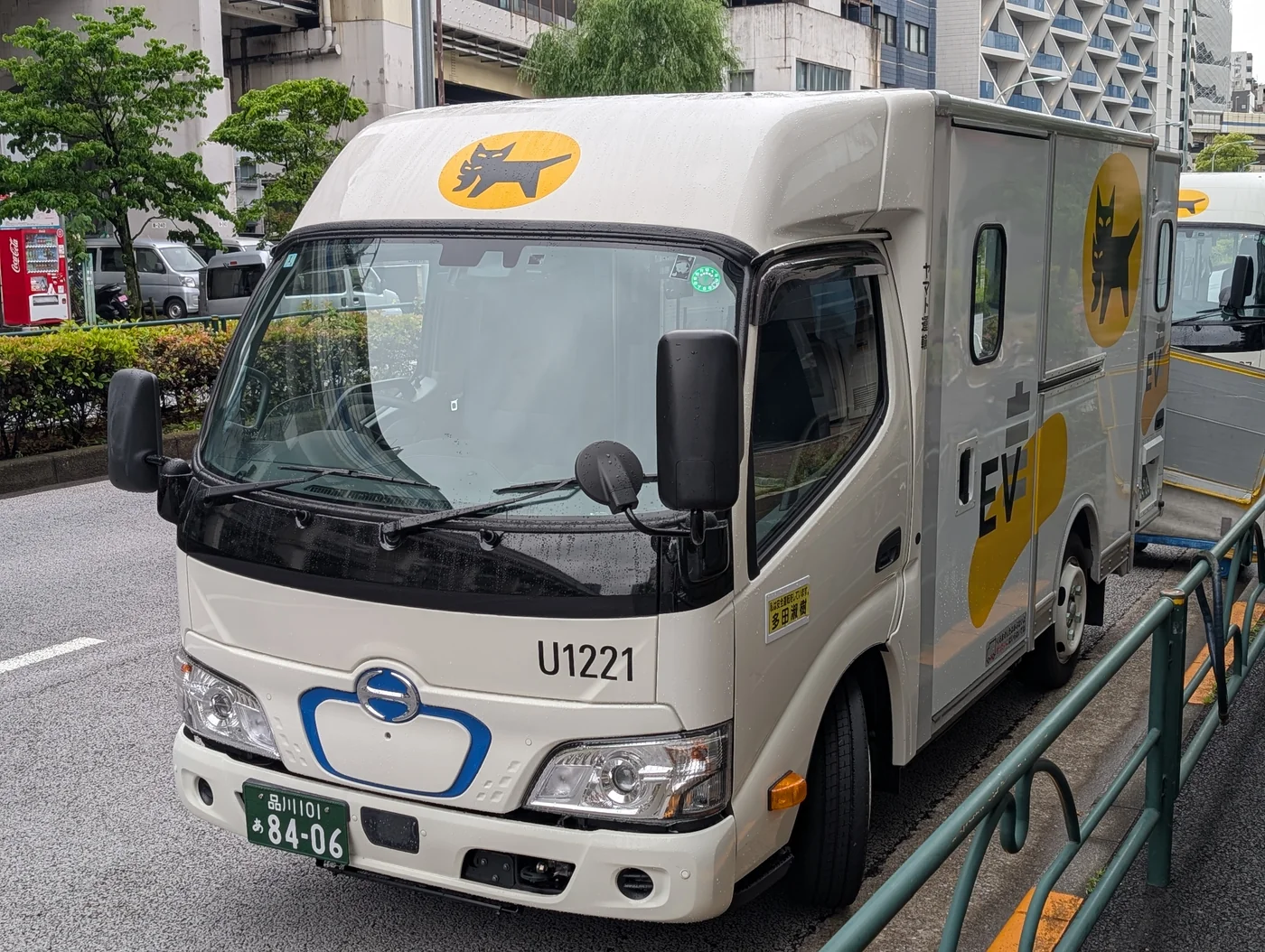 Caminhão da Yamato Transport em uma rua de Tóquio.