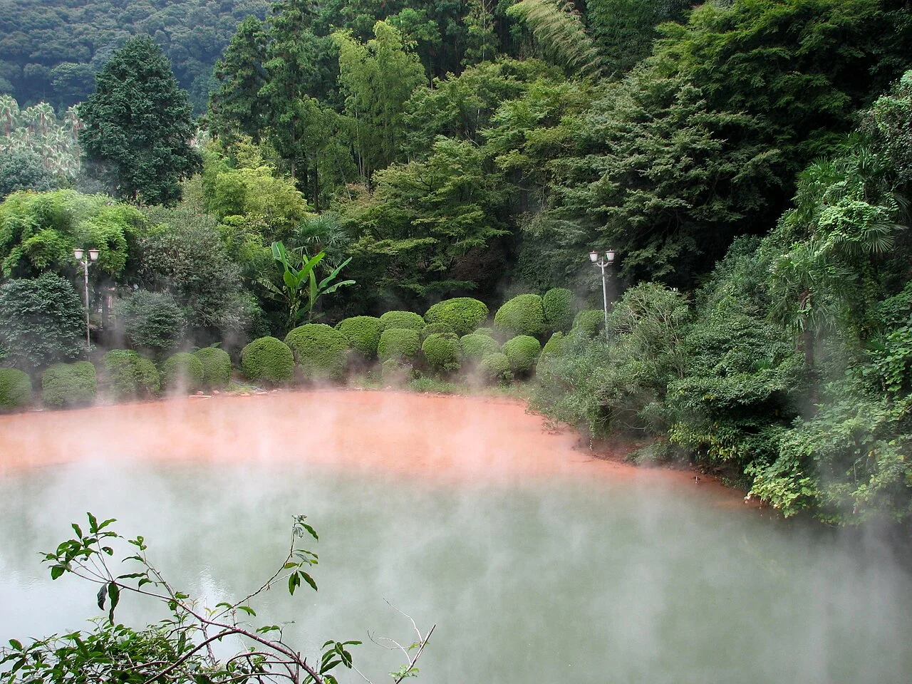 Água avermelhada e vapor no Chinoike Jigoku, em Beppu.