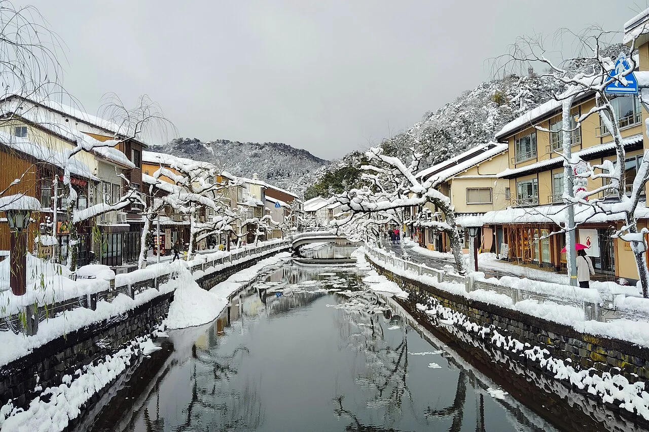 Rio Otani e construções de Kinosaki Onsen junto às margens.