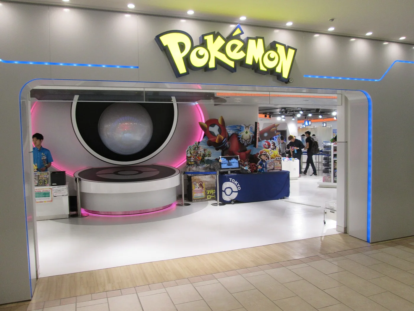 Entrada do Pokémon Center Mega Tokyo em fotografia de acervo de 2016.