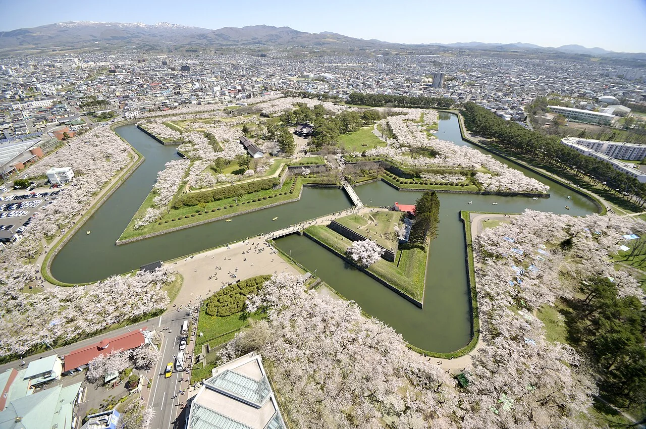 Vista elevada do Parque Goryokaku, em Hakodate, com cerejeiras ao redor da fortificação em forma de estrela.
