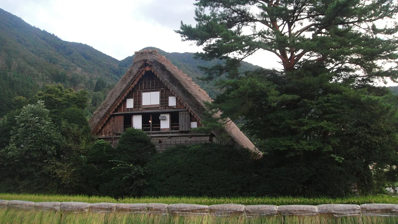 Fachada da Casa Wada com grande telhado triangular de palha em Shirakawa-go.