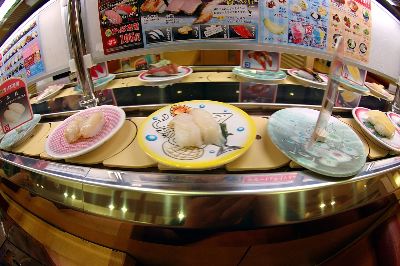 Pratos de sushi circulando em uma esteira do Kappa Sushi, em Osaka.