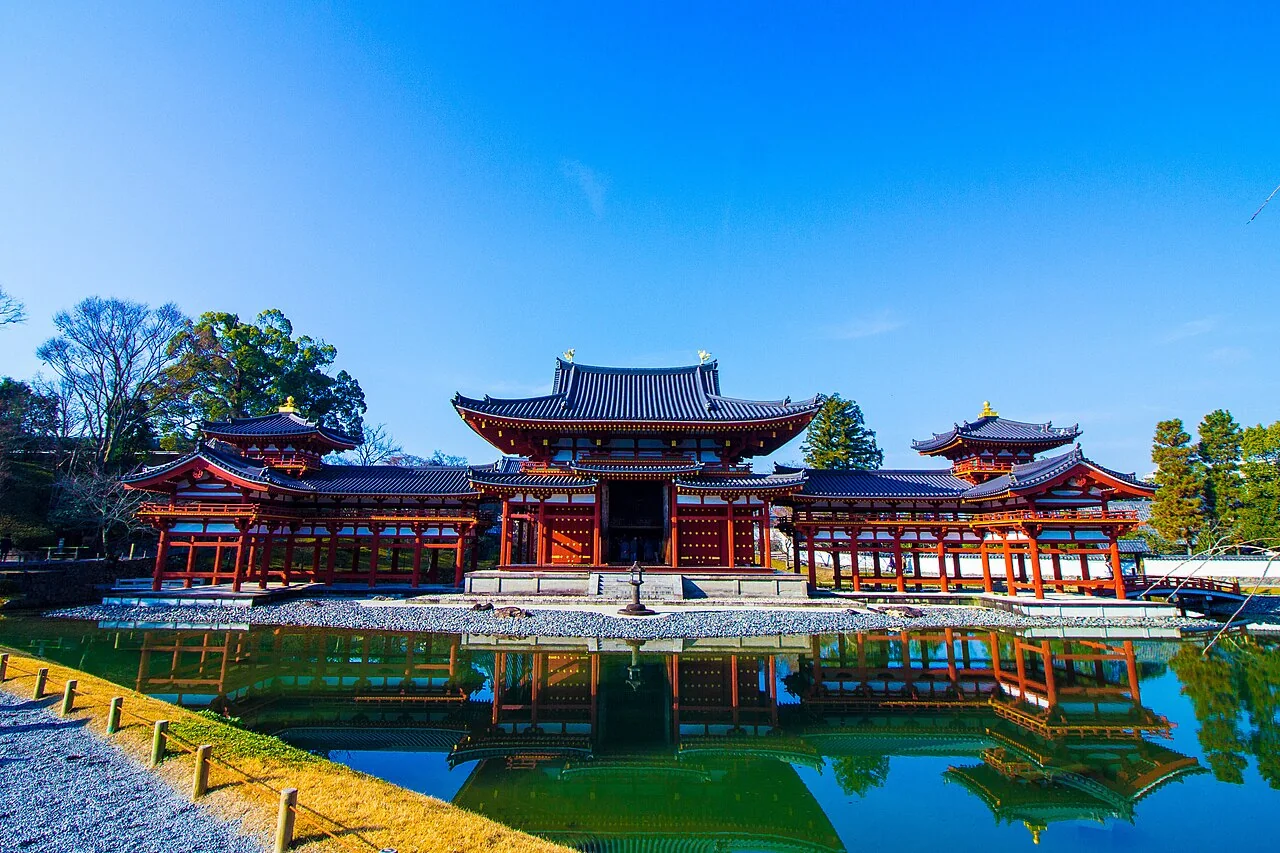 Pavilhão da Fênix do Byodoin refletido na água, em Uji.